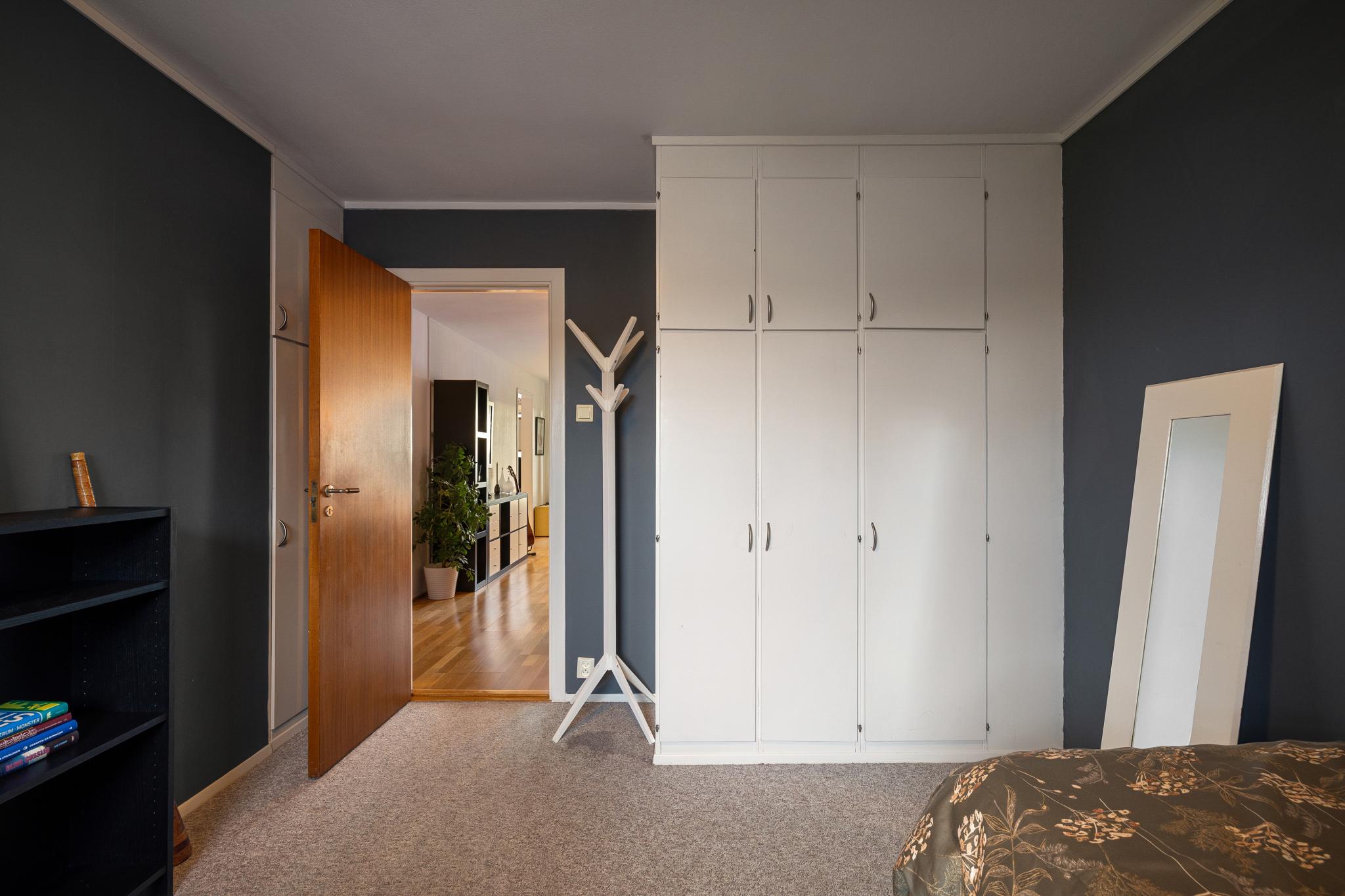 Romslige skap for oppbevaring på soverommet. 